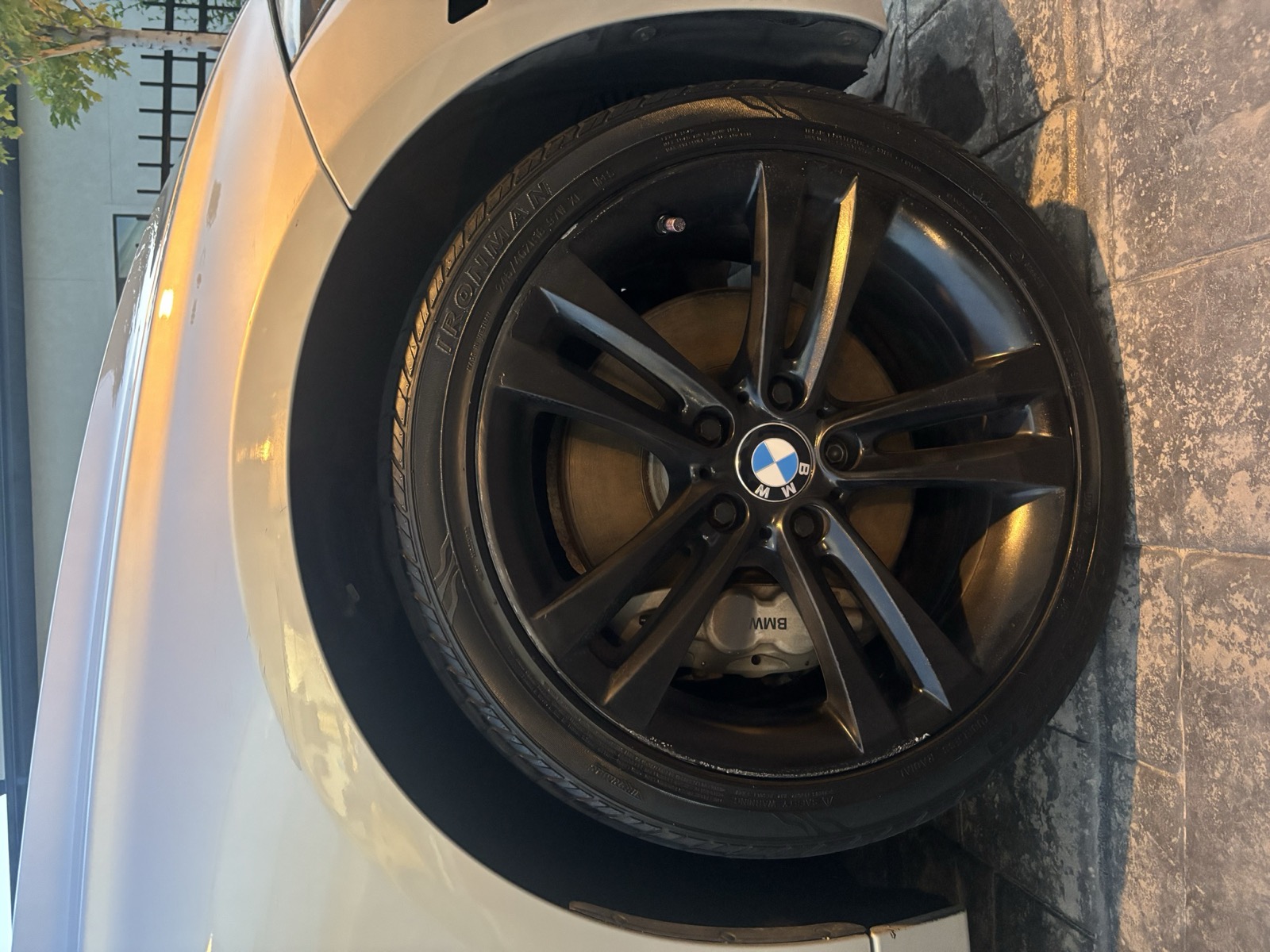 BMW wheel after cleaning and tire dress